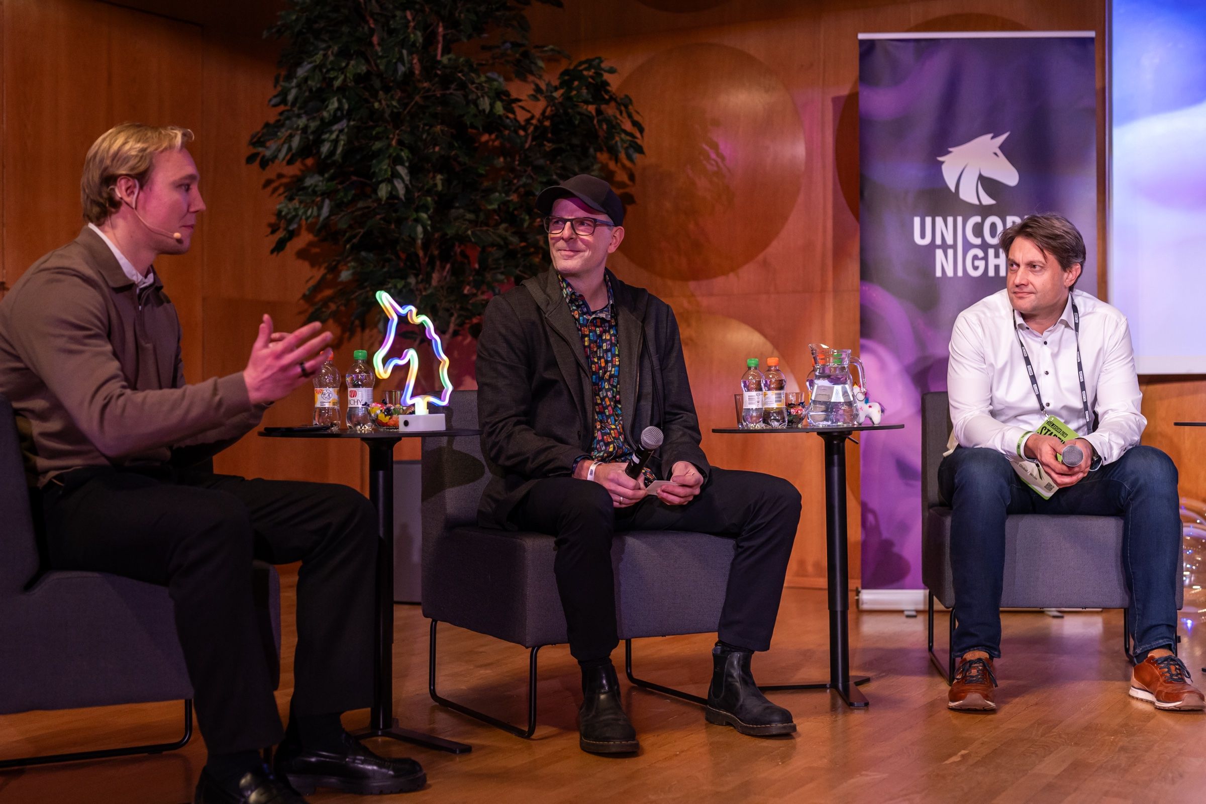A conversation on the Unicorn Night stage: Ronny Eriksson in profile at the left, turned to two guests