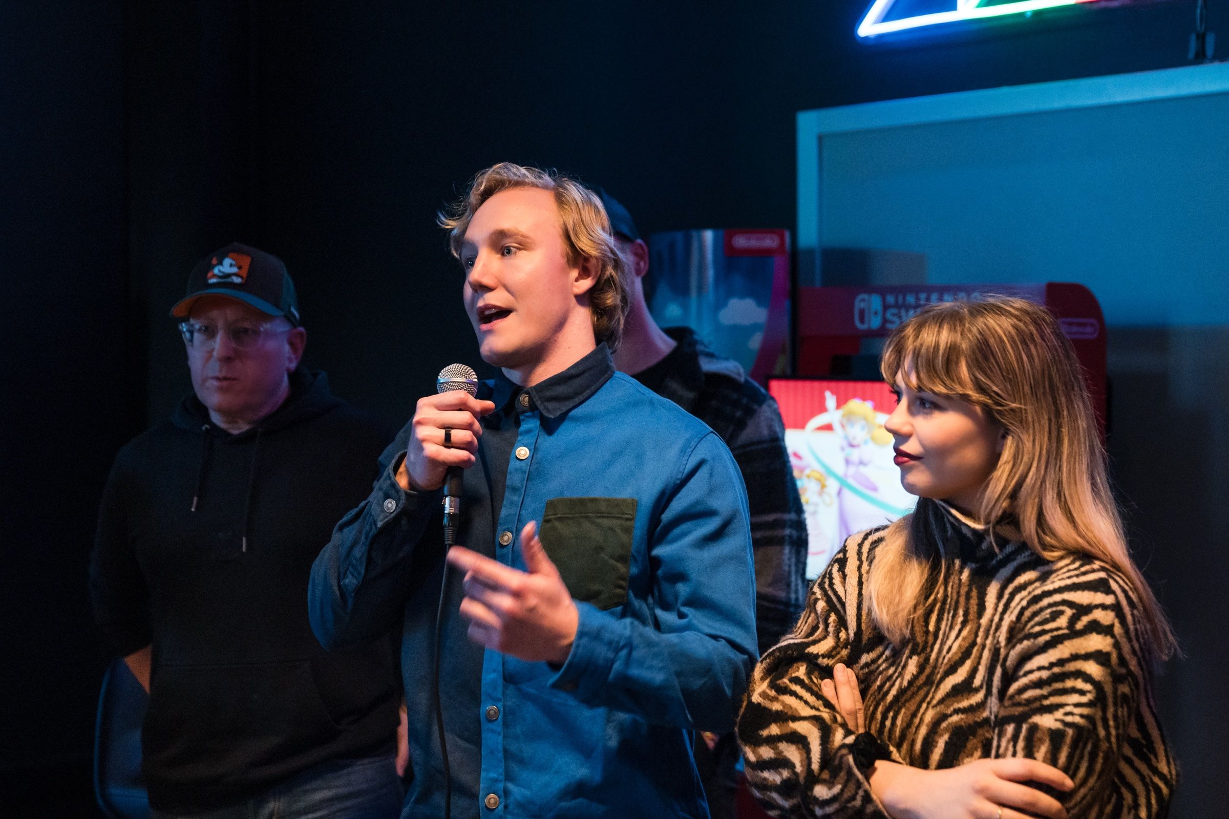 Ronny Eriksson with a microphone between two guests