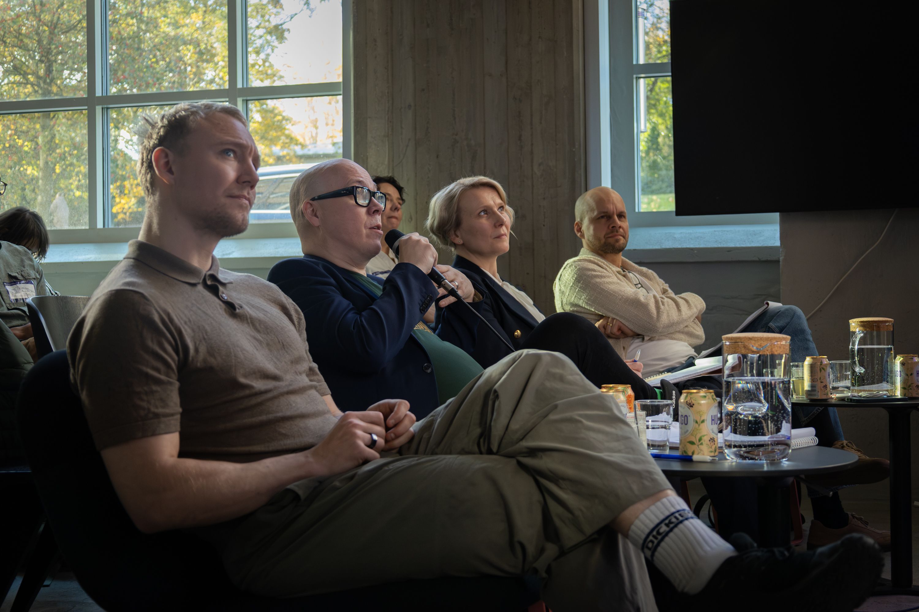 Ronny Eriksson leaning back in his chair, listening, the rest of the jury beside him